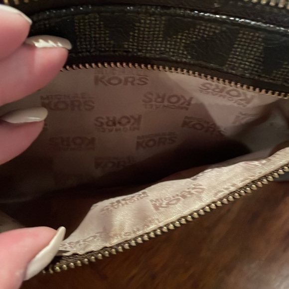 Michael Kors Wallet. Outer zipper. Card holder built inside. Small strap - Picture 3 of 4